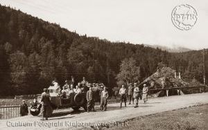 Wycieczka samochodowa PTK w Karpaty Wschodnie, uczestnicy w Jaremczu przy Kamieniu Dobosza, 1926 r.