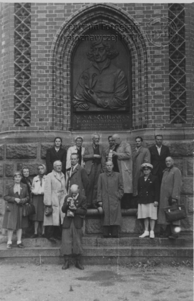 Frombork - Orłowicz i Bułhak przed pomnikiem Kopernika