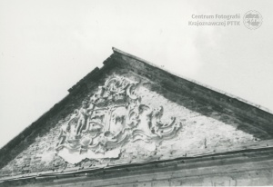 Rokokowy tympanon ruin pałacu w miejscowości Poręba Żegoty