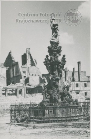 Głubczyce. Figura Matki Boskiej na spalonym rynku w czasie wojny