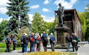 Przed pomnikiem Fryderyka Wilhelma von Redena